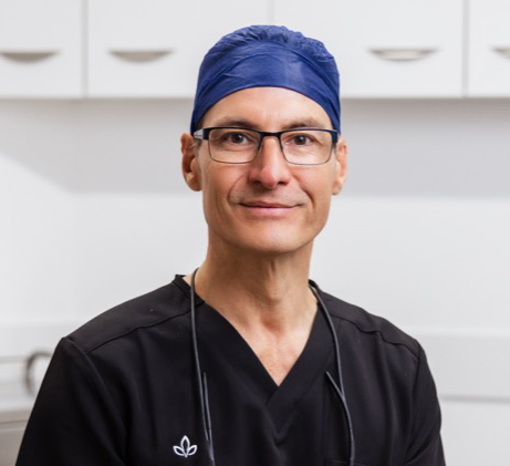 academy-face-and-body-dr-jason-oates-surgeon-portrait
